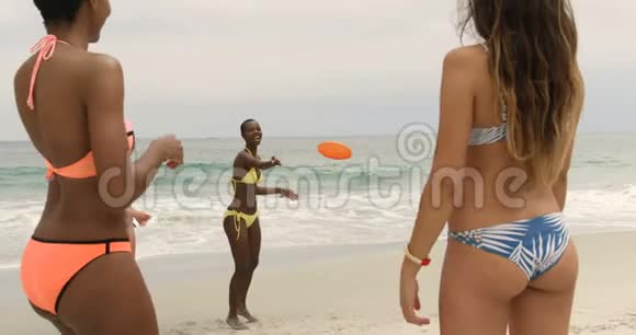 一群混血女朋友在海滩上玩飞碟视频的预览图