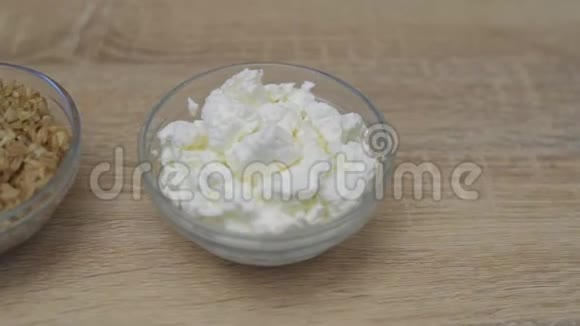 的食材清单为增益奶酪小麦牛奶苹果在桌子上视频的预览图