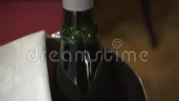 站在桌子上的冰桶里打开香槟瓶的特写视频库存录像派对冷饮视频的预览图