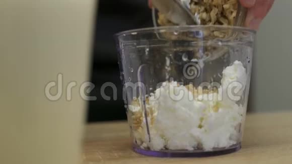 把小麦加到搅拌机里上景视频的预览图