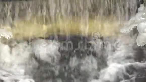 肮脏的污水废水在冬天流动和结冰环境污染视频的预览图