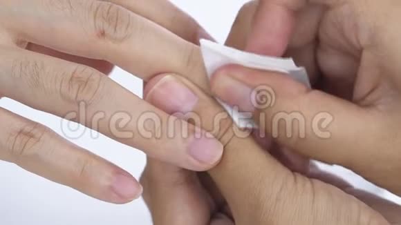 美容师在美甲沙龙给女人去除指甲油医生用指甲油清除剂清洗指甲颜色Fingernail视频的预览图