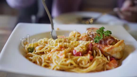女人用叉子吃意大利面视频的预览图