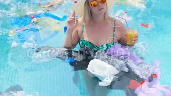 地球污染的概念年轻震惊的女人在垃圾中游泳视频的预览图