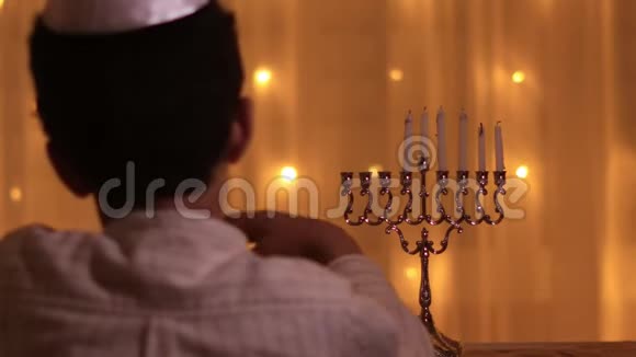 犹太节日光明节期间犹太男孩点亮第五支甘露蜡烛视频的预览图