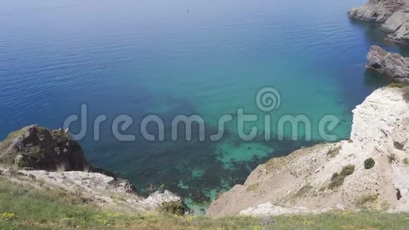 向前空中无人机视频上下鸟瞰卡普塔斯海滩海岸线视频的预览图