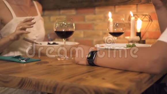 男人和女人在浪漫的晚餐上吃在优雅的餐厅里有蜡烛浪漫的人在浪漫的约会中用餐视频的预览图