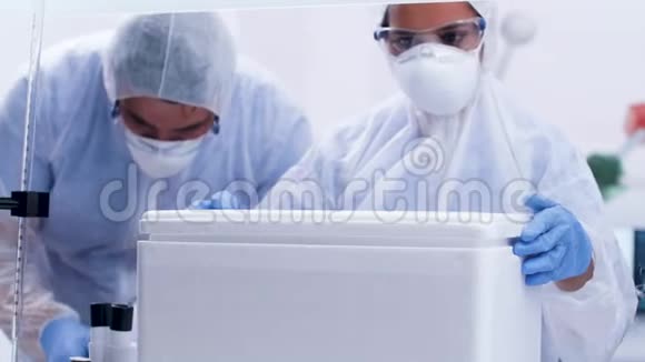 女科学家在现代科学实验室打开冰箱盒视频的预览图