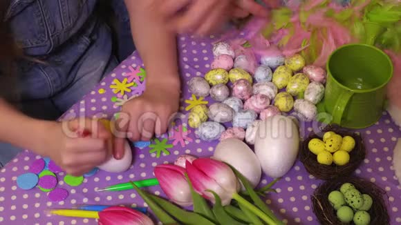 家庭准备复活节装饰彩蛋视频的预览图