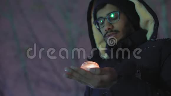 近距离看戴眼镜的人看着手里拿着燃烧的蜡烛重复祈祷视频的预览图