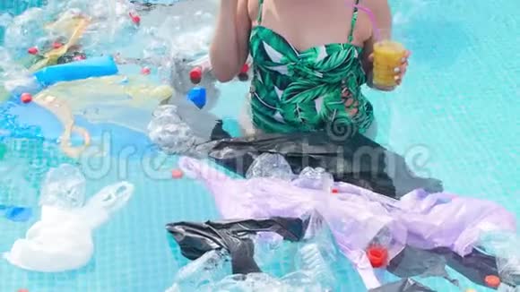 地球污染的概念年轻震惊的女人在垃圾中游泳视频的预览图