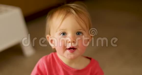 一个蓝色大眼睛的惊讶宝宝的肖像视频的预览图