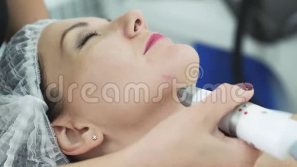 美容诊所面部保湿抗衰老提物手术的特写视频的预览图