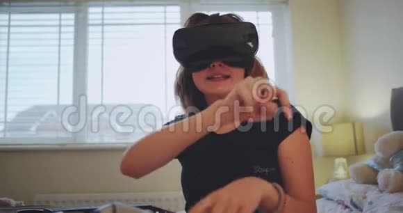 一个十几岁的女孩躺在床上用虚拟现实技术玩虚拟游戏4公里视频的预览图