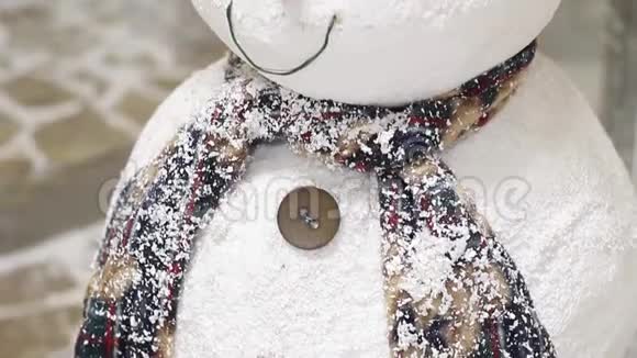 摄影棚里的人造雪人视频的预览图