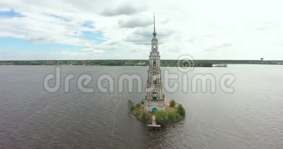 圣尼古拉斯教堂的钟楼卡利亚津俄罗斯空中飞行视频的预览图