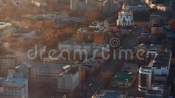 在夏季阳光明媚的早晨可以看到俄罗斯大城市建筑物树木道路和移动汽车以及教堂股票视频的预览图