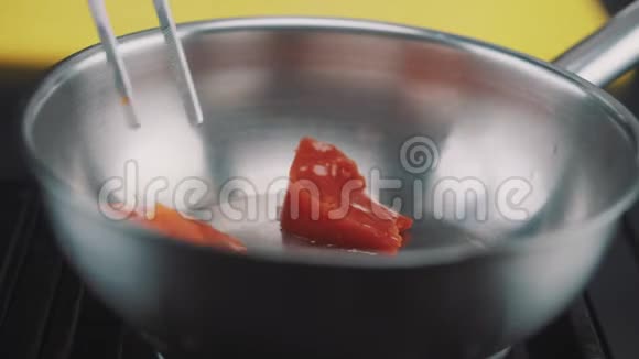 在平底锅上融化的黄油视频的预览图