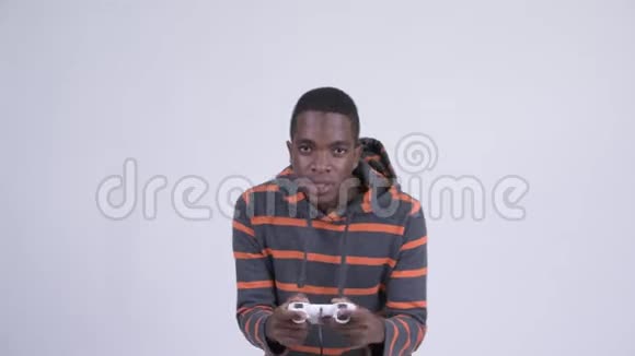 年轻时压力很大的非洲男人玩游戏输了视频的预览图