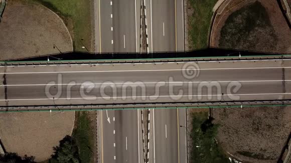 从上往下缩小高速公路交叉口汽车桥和移动汽车的视野视频的预览图