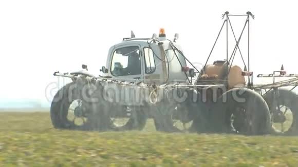 一场盛宴灌溉机使地球施肥收获不错农作物的肥料视频的预览图