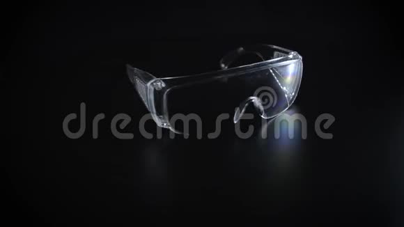 黑色背景的防晒护目镜视频的预览图