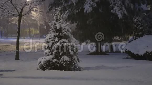 汽车开得很慢夜间在住宅区的街道上积雪覆盖视频的预览图