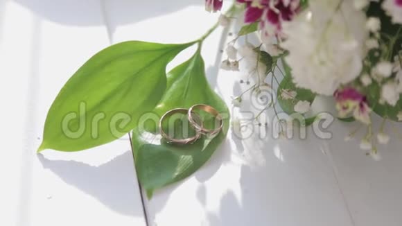合上结婚戒指白玫瑰和丁香花新的婚礼花束视频的预览图