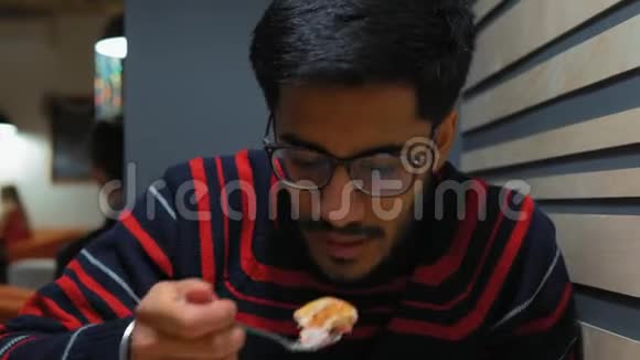 特写镜头印度佬在咖啡馆吃饭视频的预览图