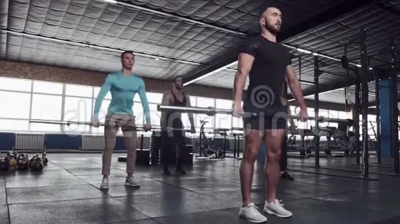 肌肉强壮的运动员训练野蛮运动视频的预览图