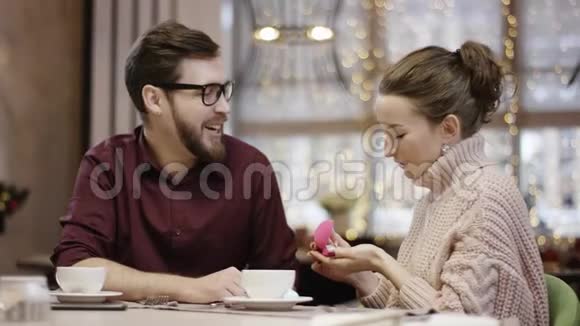 年轻女子在男友提出求婚后拥抱亲吻男友视频的预览图