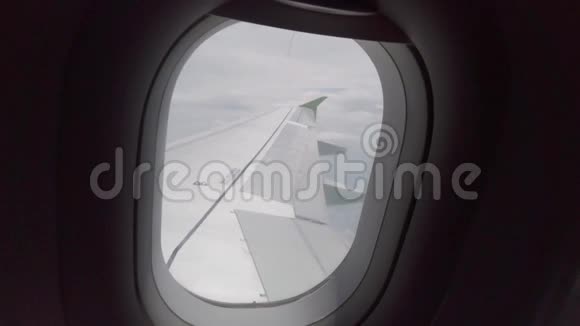 美丽的云彩和飞机的翅膀从窗口与蓝天视频的预览图