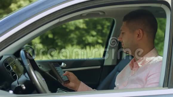 自信的男司机在车里用手机说话视频的预览图