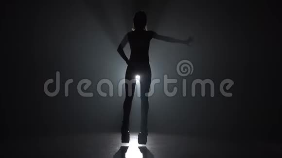 性感女士在kangoo跳鞋做运动视频的预览图