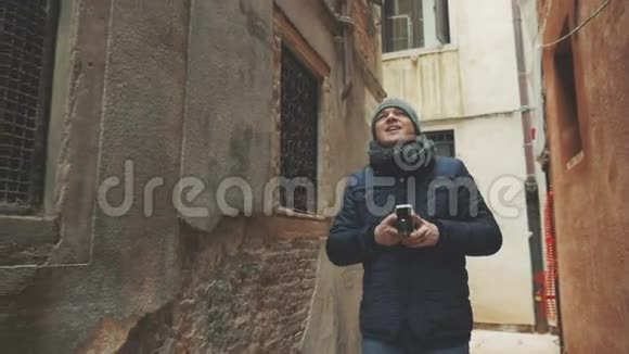 带复古相机在户外拍摄的游客视频的预览图