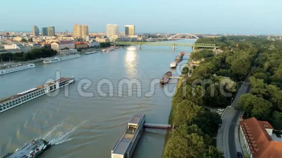 欧洲布拉迪斯拉发多瑙河上的渡轮视频的预览图