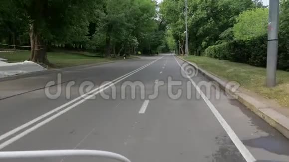 车把和自行车前轮在公路上超速行驶视频的预览图