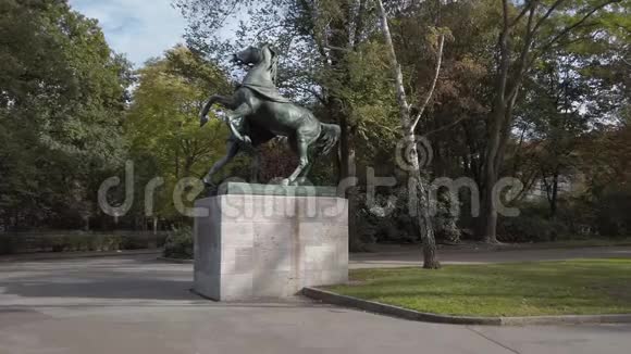 德国柏林Kleistpark公共公园中的驯马师视频的预览图