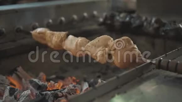 烤鸡片在烧烤和烟上烤烤鸡烧烤出售出售视频的预览图