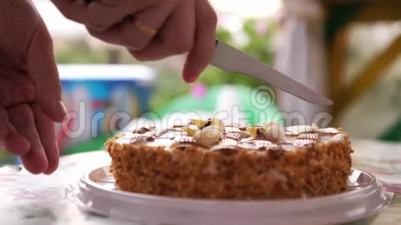 男手用刀切生日蛋糕生日派对甜点视频的预览图