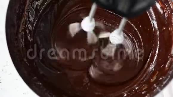 将巧克力面团或面糊混合用于烘焙蛋糕饼干糕点视频的预览图