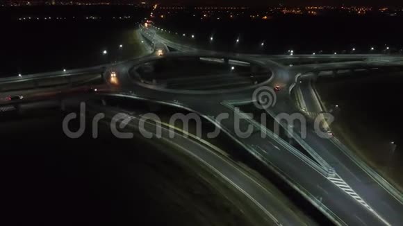 环形交叉路口的空中景观夜景特写视频的预览图