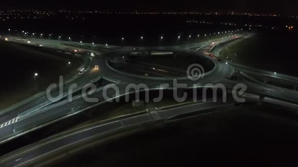 环形交叉路口的空中景观夜景特写视频的预览图