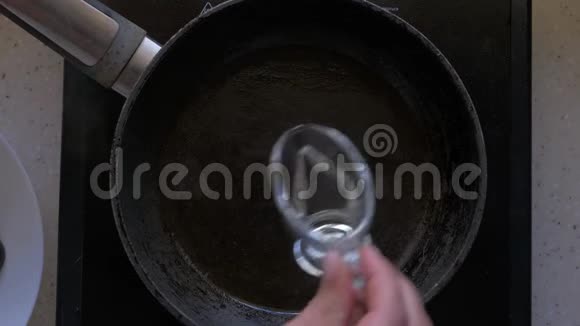 植物油从瓶中倒入煎锅涂抹毛刷特写俯视图视频的预览图