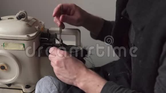 男士皮衣机上手工缝制皮革视频的预览图