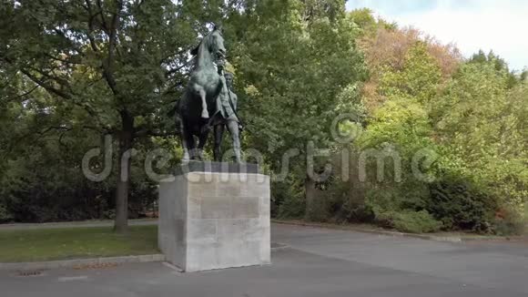 德国柏林Kleistpark公共公园中的驯马师视频的预览图