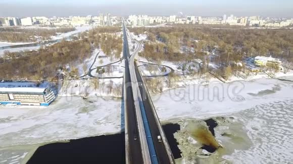 从上面的无人机俯瞰冬季城市的全景公路桥的交通视频的预览图