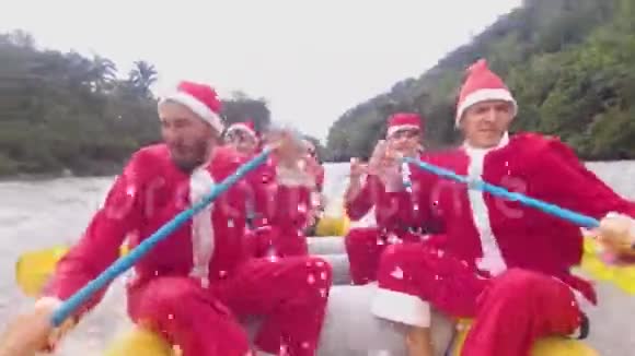 圣诞老人队在做漂流视频的预览图