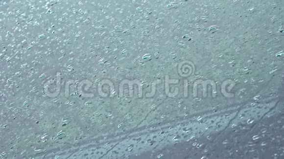 雨滴在汽车的挡风玻璃上视频的预览图