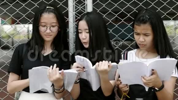 亚洲青少年阅读预约快乐脸视频的预览图